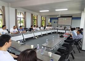 会议室里的人们AI 生成的内容可能不正确。